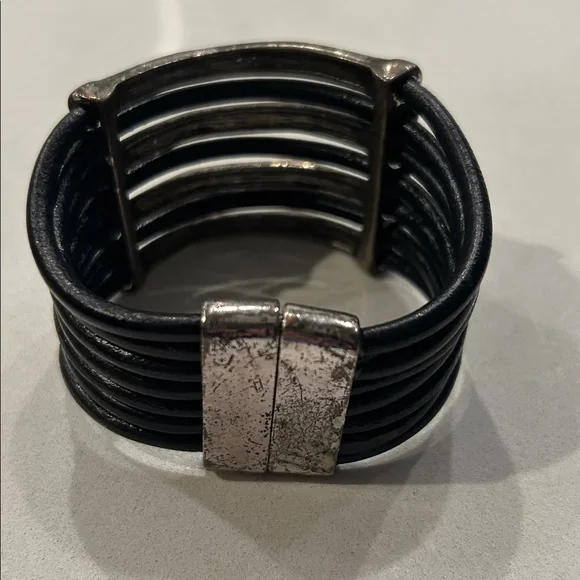 Vintage looking Black Leather and Metal Multi-Band Bracelet - Picture 6 of 6